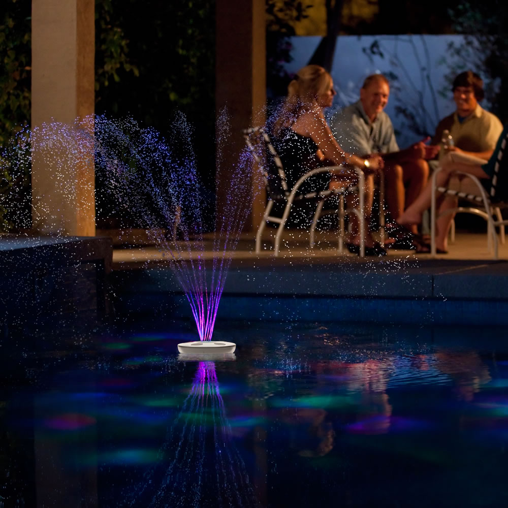 プールに浮かべて色鮮やかな噴水を作り出す『The Floating Lighted Pool Fountain』
