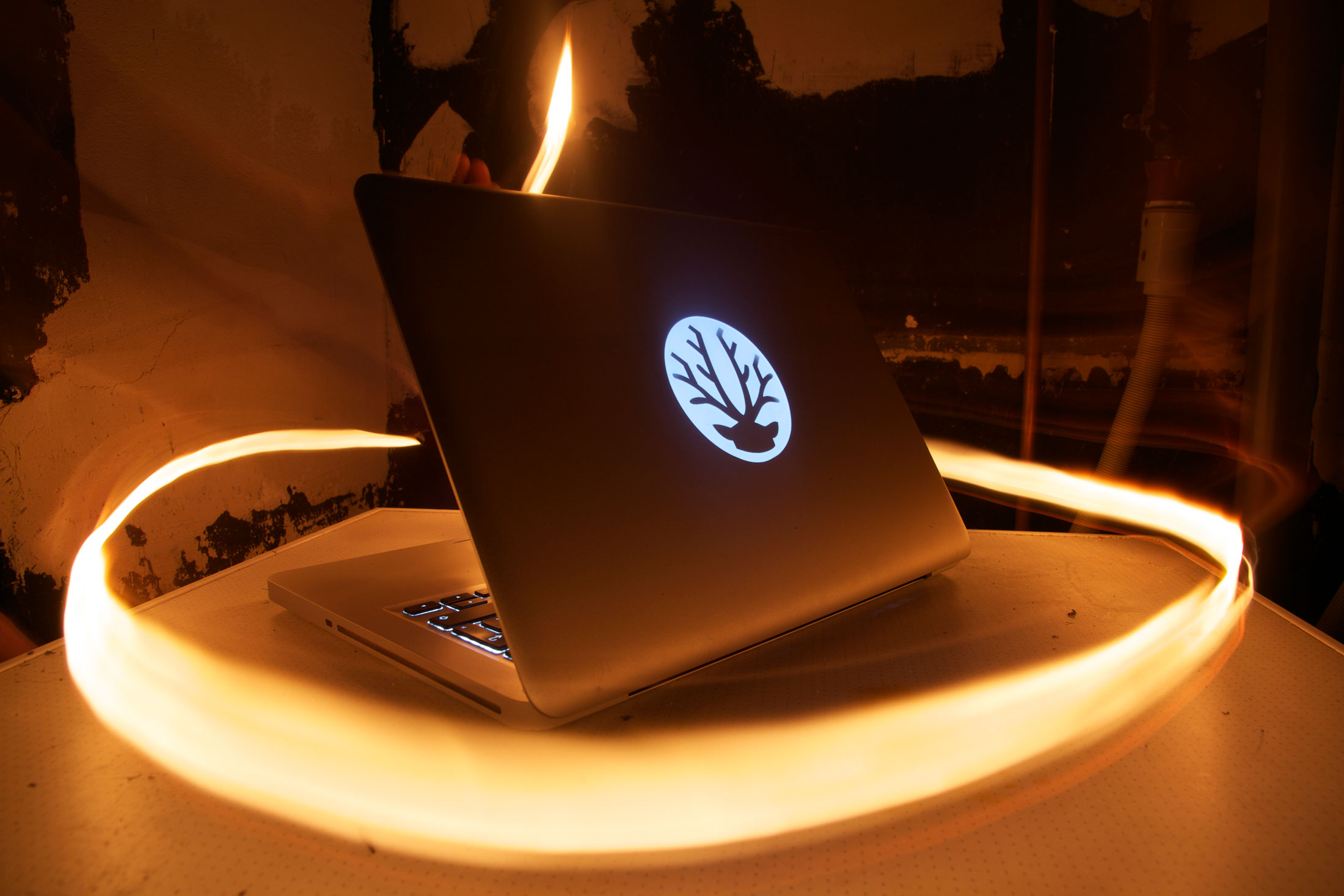 これが俺仕様！MacBookの光るロゴを自由にカスタマイズする「UNCOVER」 | IDEAHACK