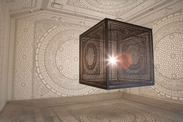 「影」で壁紙を作り出すランプ『Cube Lamp』