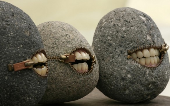 日本人アーティストによる「石ころアート」が斬新でキモくて摩訶不思議で素敵
