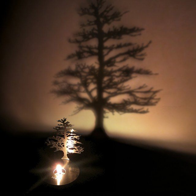 小さな光で大きな影のアートを作り出すランプ『Lumen Flame Tree Oil Lamp』