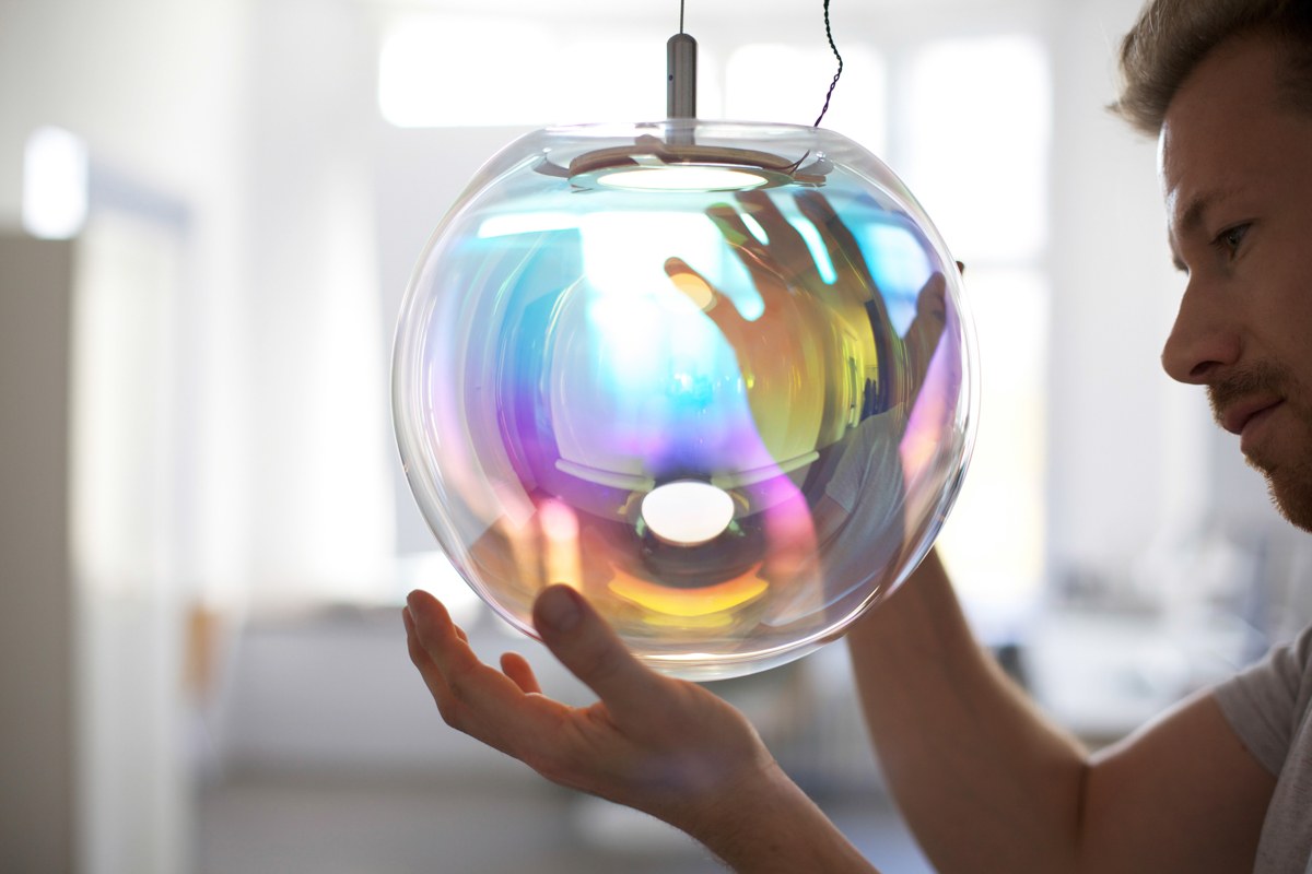 美しすぎる！ハンドメイドの吹きガラスで作られた虹のランプ『IRIS』