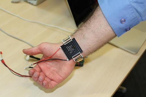 体感温度を自由に調整できる腕時計型デバイス『Wristify』、MITが開発