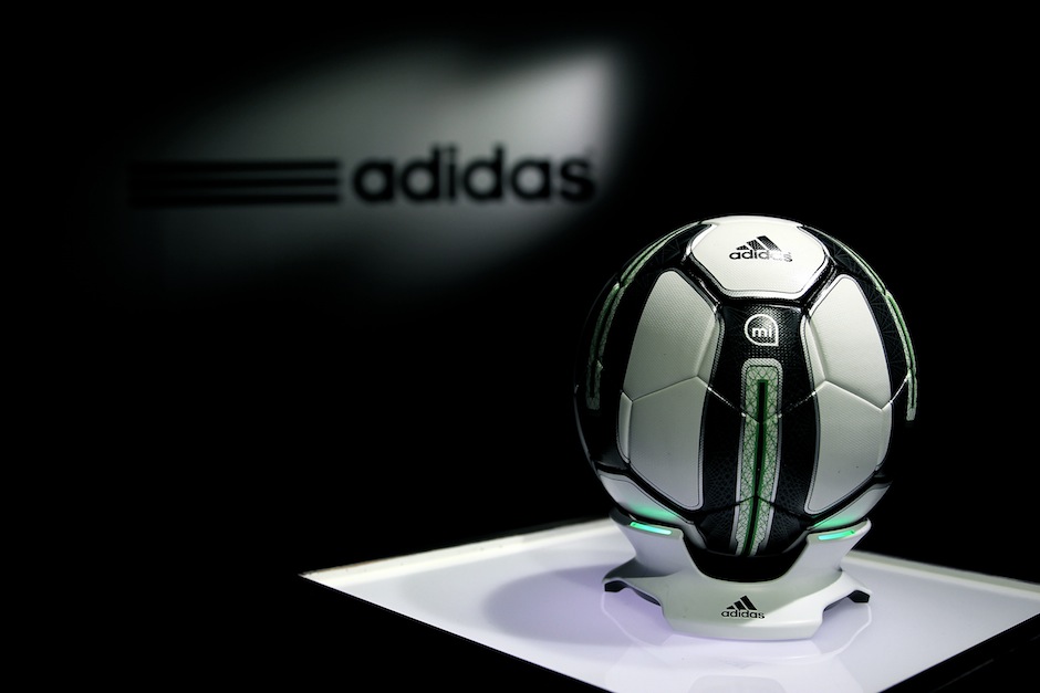 アディダス、選手の「キック」を分析できるスマートサッカーボールを開発