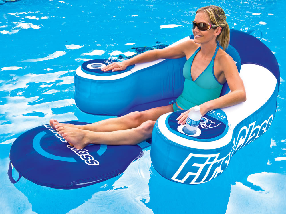 プールで女王様気分を味わえるラウンジチェア『The Drink Cooling Pool Lounger』
