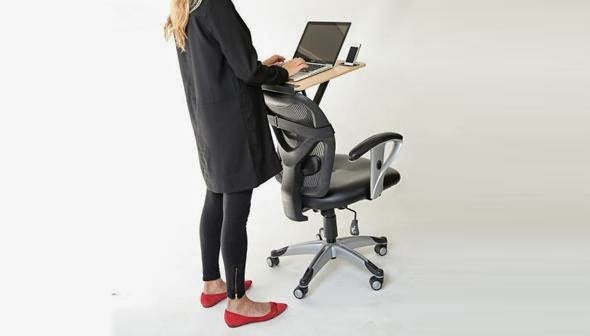 たまには立って作業したいなら、椅子に装着するデスク『StorkStand』がいいかも