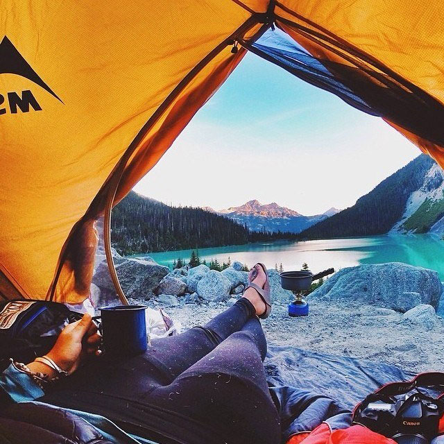 キャンプに行こう！テントの中から覗く景色が普通よりも美しく見える法則