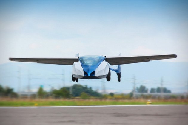 夢の車がついに実現。折りたたみ式の可動翼で空を飛ぶ自動車『AeroMobil』