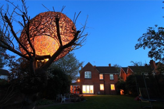 幻想的な光に包まれたツリーハウス『Cherry Tree House』