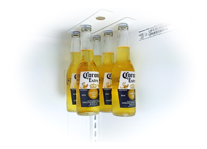 これは賢い。冷蔵庫の天井にビールを吊るすマグネット『bottleLoft』