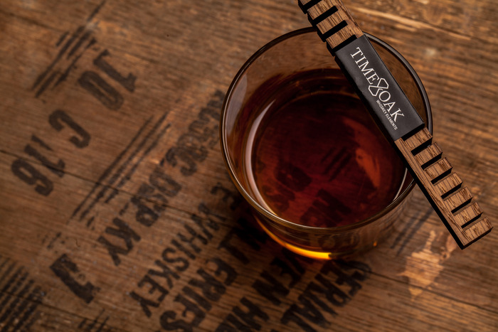 １日浸けるだけ！安いウイスキーを熟成させた一流の風味に進化させるスティック『Whiskey Elements』