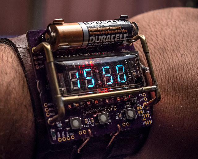 電池むき出し。電気工学のアートを感じるスチームパンクな腕時計