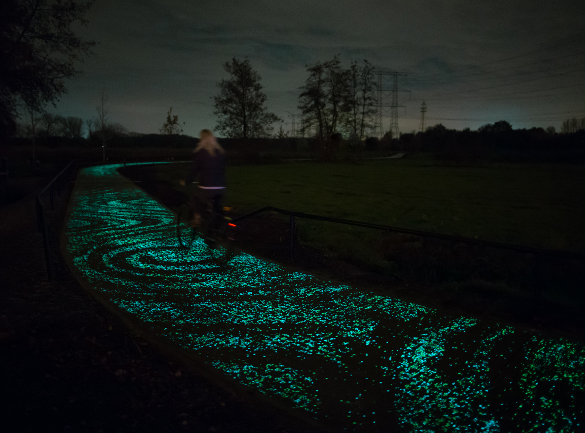 ゴッホの名画を再現する光る自転車道路が美しすぎる【オランダ】