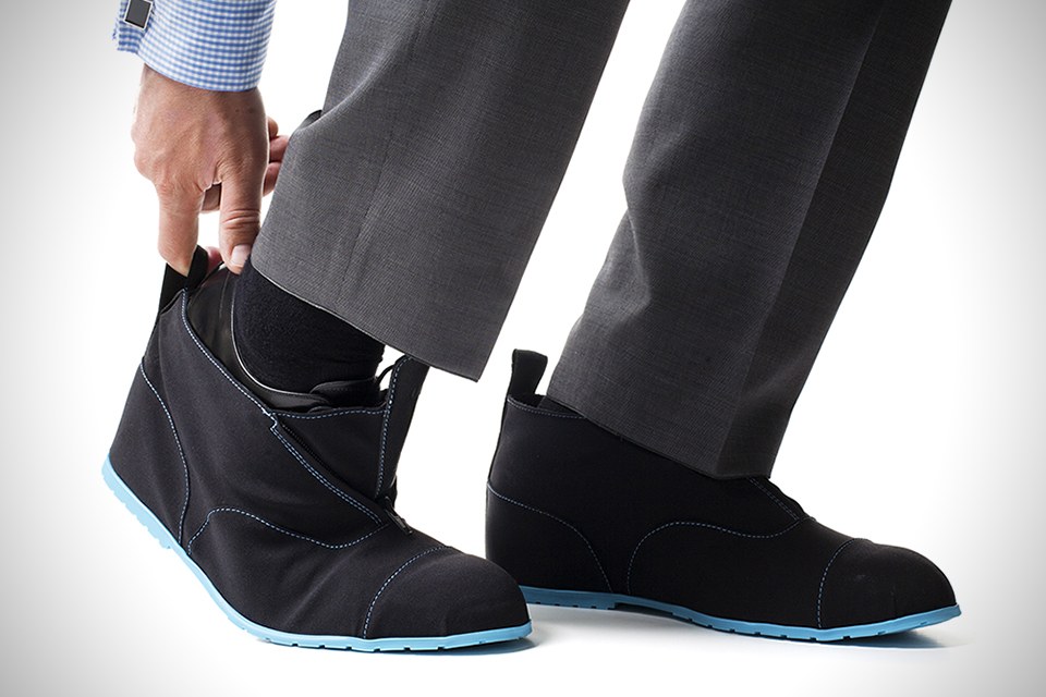 水シミとおさらば！靴の上から履ける雨対策カバー『FRED & MATT』