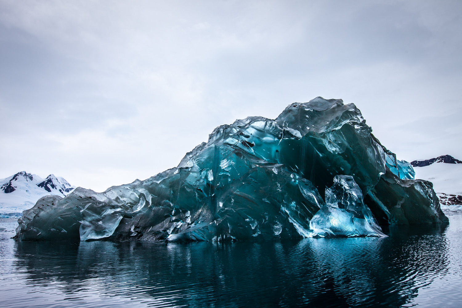 こんなところに宝石！？南極の氷をひっくり返すと美しいコバルトブルーが出現