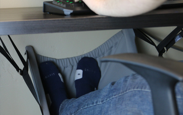 快適すぎる！机の下に取り付ける「足」専用フットハンモック