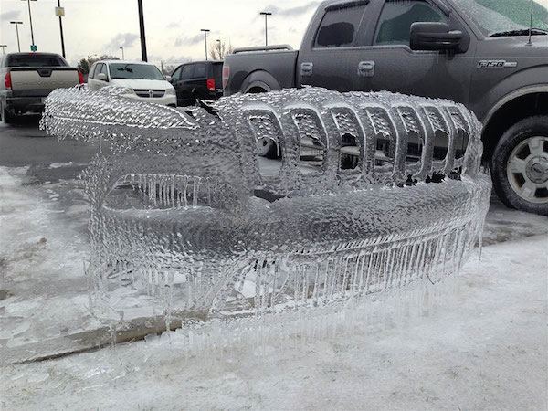 こんなことあるの！？猛吹雪が去ったあと駐車場に残された氷のあとが美しい