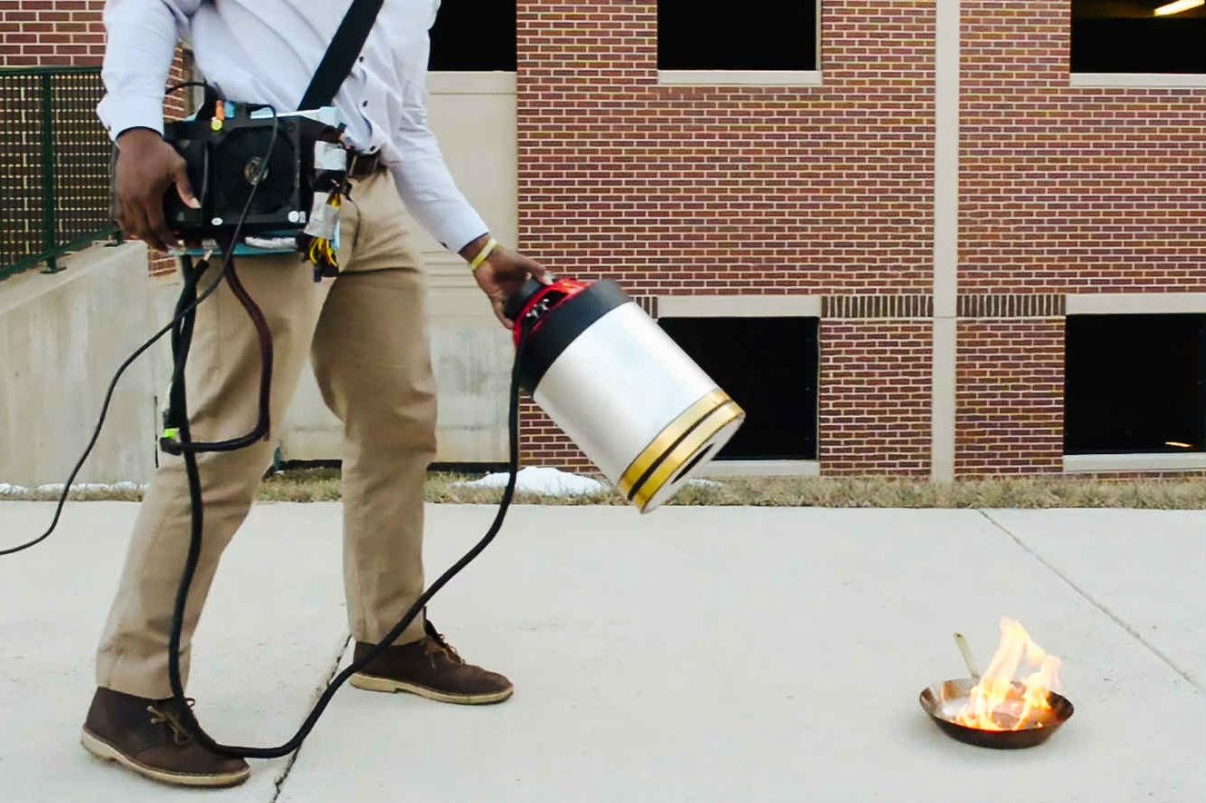 音波で火が消える！？大学生２名が発明した水を使わない「消火器」が凄すぎる