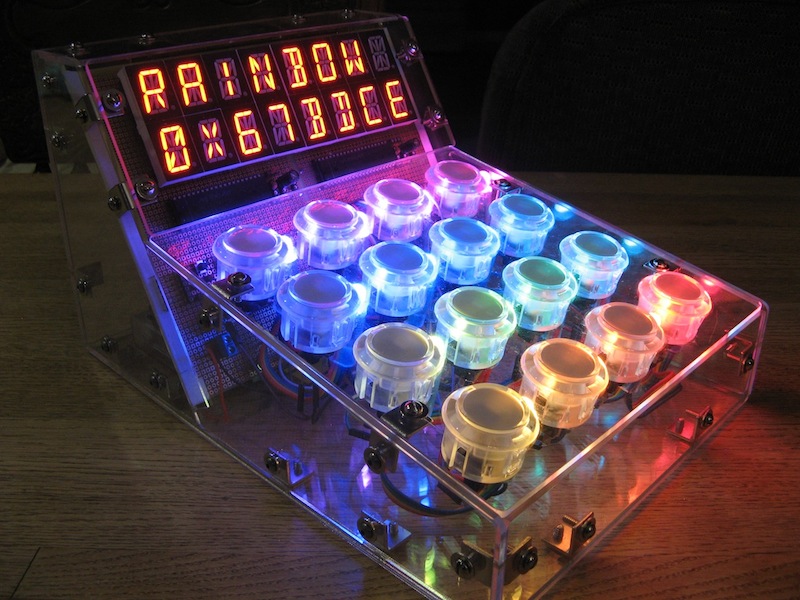 自作とは思えないほど超本格的な光のパズルゲーム機『Lights Out Arcade Box』