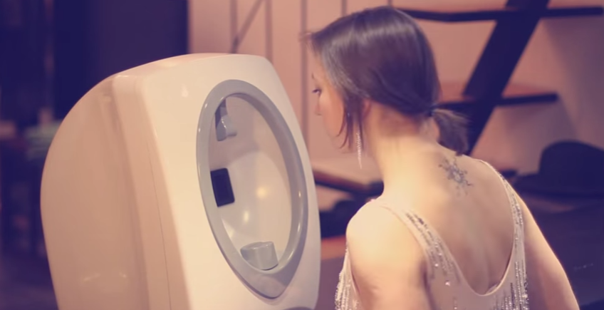 メイクがたった30秒！高度に顔面認識する自動化粧ロボット『MODA』の革命