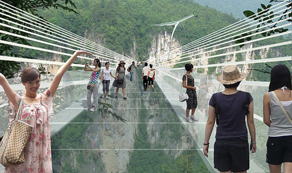 不安の声がざわめく...中国、世界一長いガラスのつり橋を今夏オープン