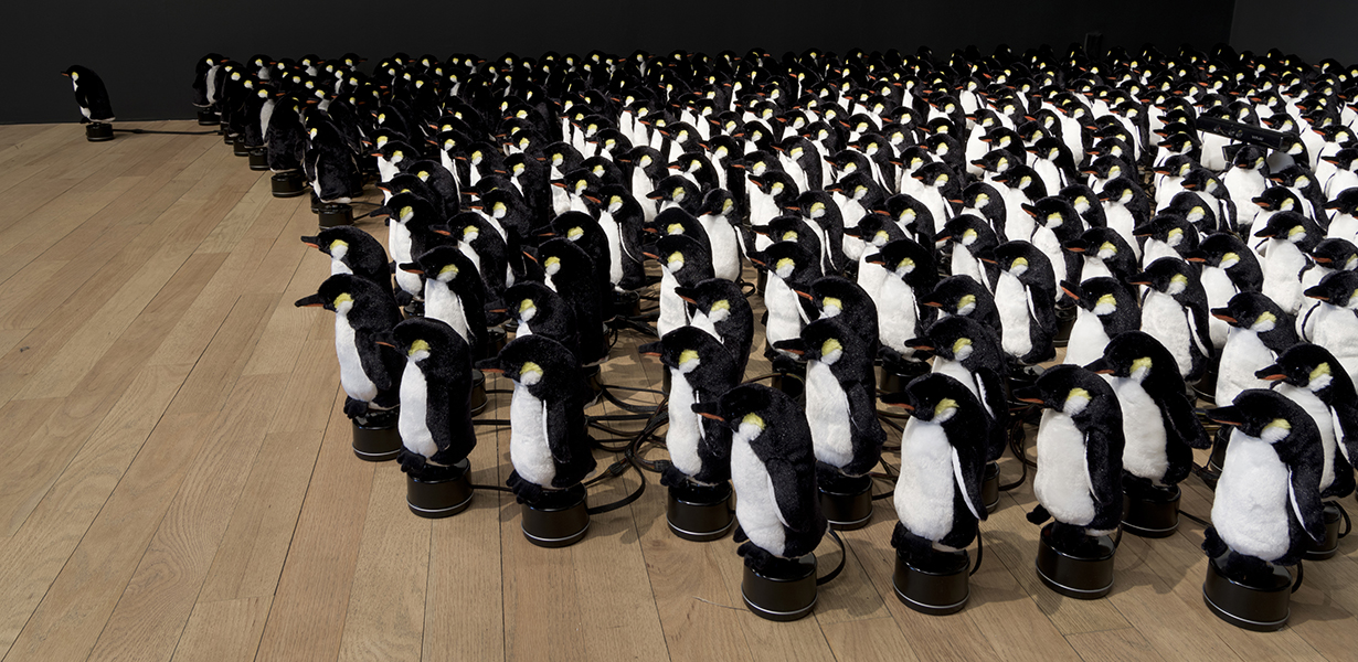 人の動きに合わせて動くペンギンたちによるアート「Penguins Mirror」