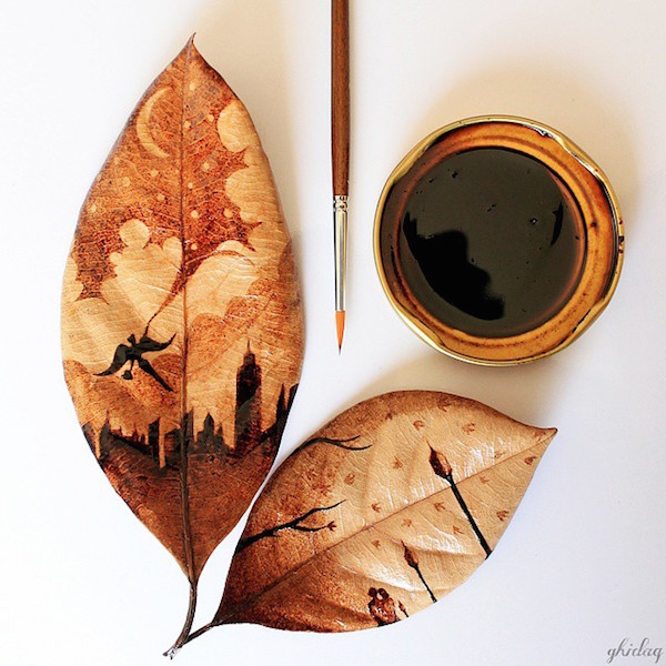 目の前にあるモノでアートする遊び心。コーヒーと枯葉で描くセピアの世界
