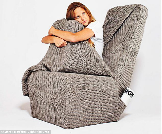 ニットセーターと椅子が合体した心地よい「着れる椅子」が登場