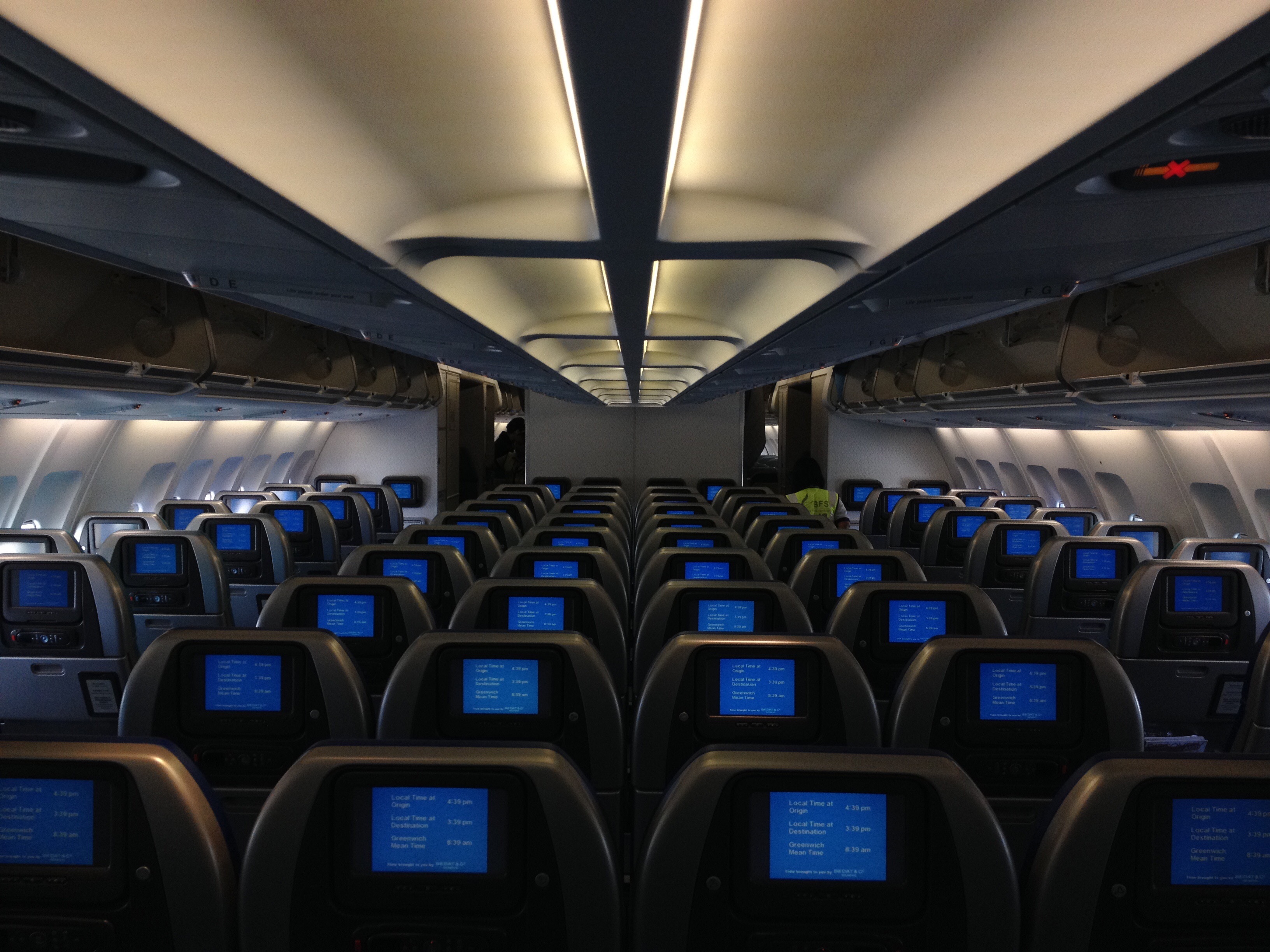 飛行機の座席を交換するためのマッチングアプリ「SeatSwapper」