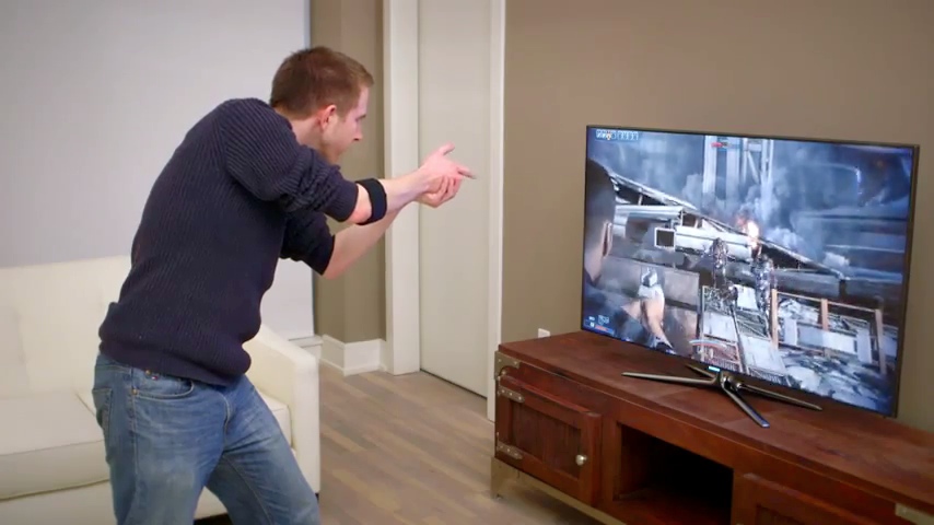 腕の筋肉の動きでゲームやパソコン、車両までも操作できるコントローラー『MYO』