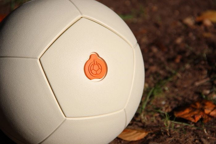 遊んでたら自家発電してくれるサッカーボール『SOCCKET』