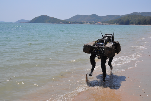 アメリカで開発された探索ロボット犬『BigDog』がメタルギアすぎる！