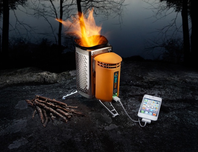 薪を燃やしてガジェットを充電できる次世代キャンプストーブ『BioLite』
