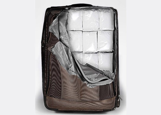 空港で確実に「ちょっと来てください」と言われるスーツケースのステッカー