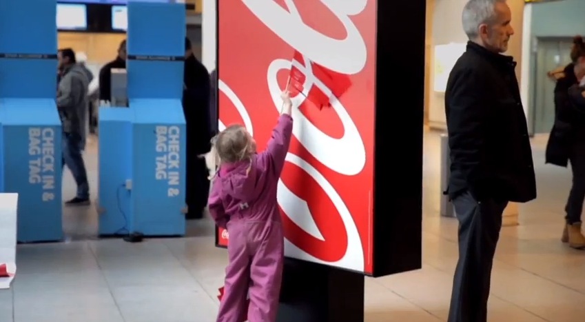 コカ・コーラのロゴに隠された「世界で最も幸せな国」。そのプロモーション戦略に感服