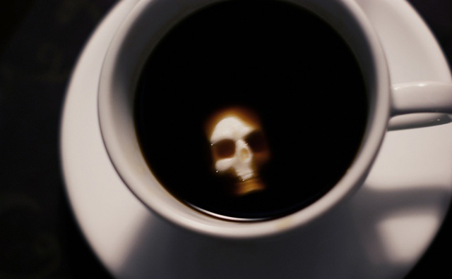 怖すぎる！漆黒のコーヒーカップから覗くドクロの砂糖『Skull Sugar』