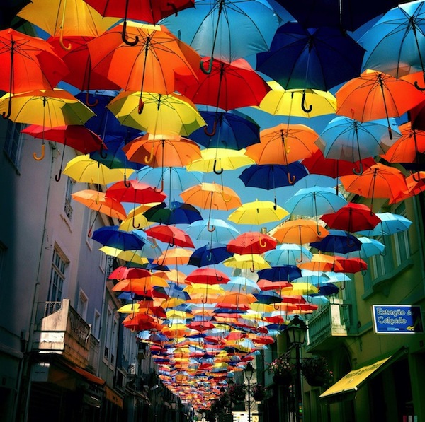 まるで絵本の世界！空に敷き詰められたカラフルな傘