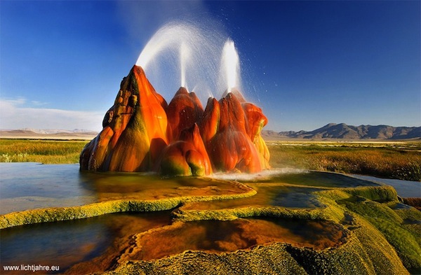 アメリカ・ネバダ州に存在する世にも美しい虹色の噴泉塔『フライガイザー』