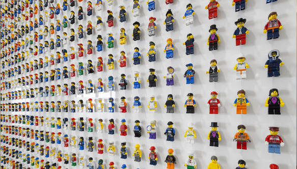 1200体のレゴ人形でありとあらゆる職業を一覧化した壁面インテリア