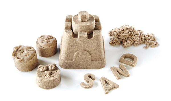 粘土のように何度でも固まり、崩すとサラサラの砂になる新感覚の砂遊び用おもちゃ『SAND』