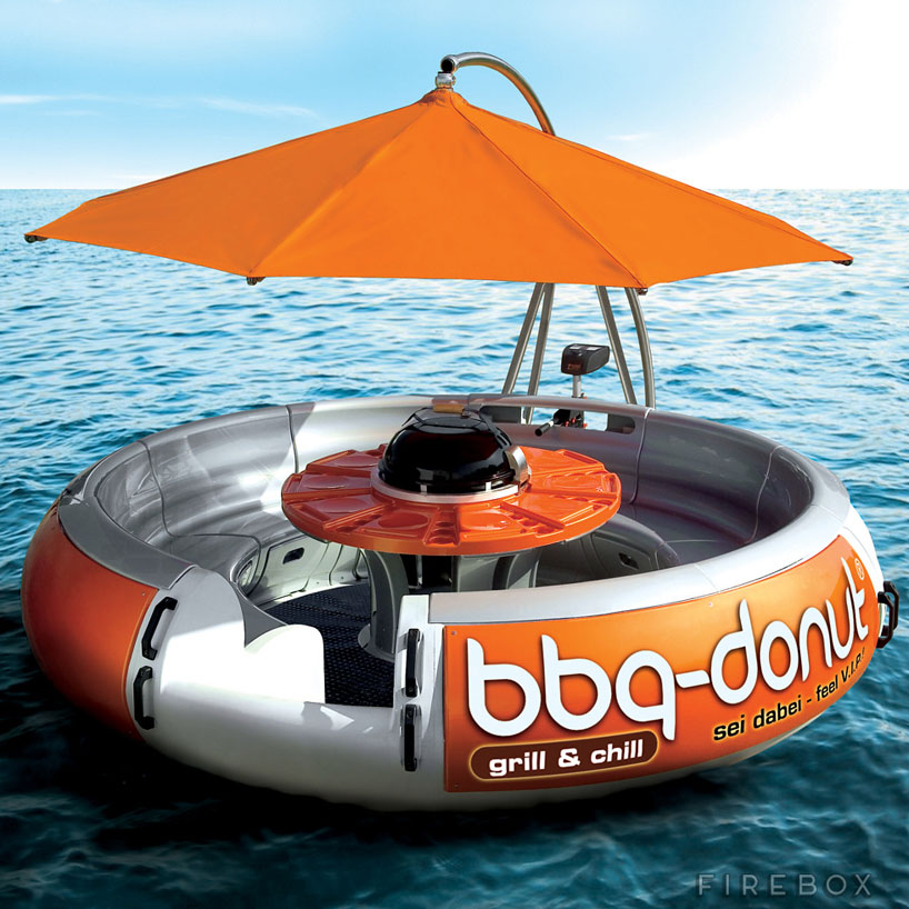 海上で波に揺られながらBBQができる屋根付きボート『BBQ Donut』