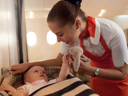 飛行機の中で乳幼児をケアしてくれるサービス『Flying Nannies』