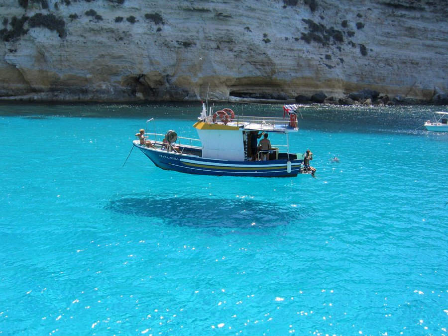 透明度が高すぎてボートが宙に浮いているようにしか見えない海「ランペドゥーザ島」【イタリア】