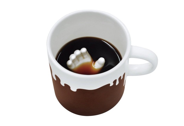 怖すぎる…暗闇の底から滑らかな手が現れるコーヒーマグカップ『Hand in Mug』