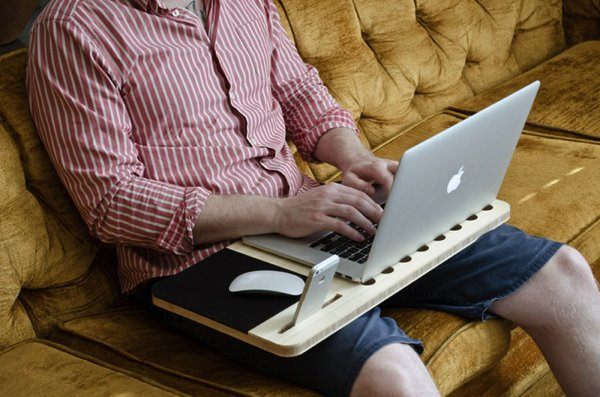 ソファに座りながら膝の上で快適に作業するための『Slate - Mobile AirDesk』