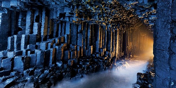 六角形の岩柱が密集する神秘的な謎の洞窟『フィンガルの洞窟』【スコットランド】